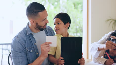 Mutter,-Vater-Und-Kinder-Zum-Heimlernen