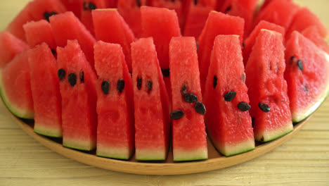 Frische-Wassermelone-Auf-Teller-Geschnitten