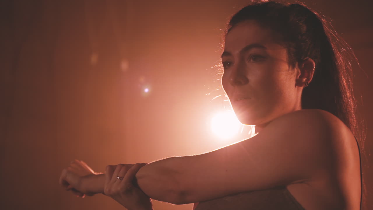 운동 젊은 여자는 훈련 전에 그녀의 팔과 어깨를 스트레칭 1