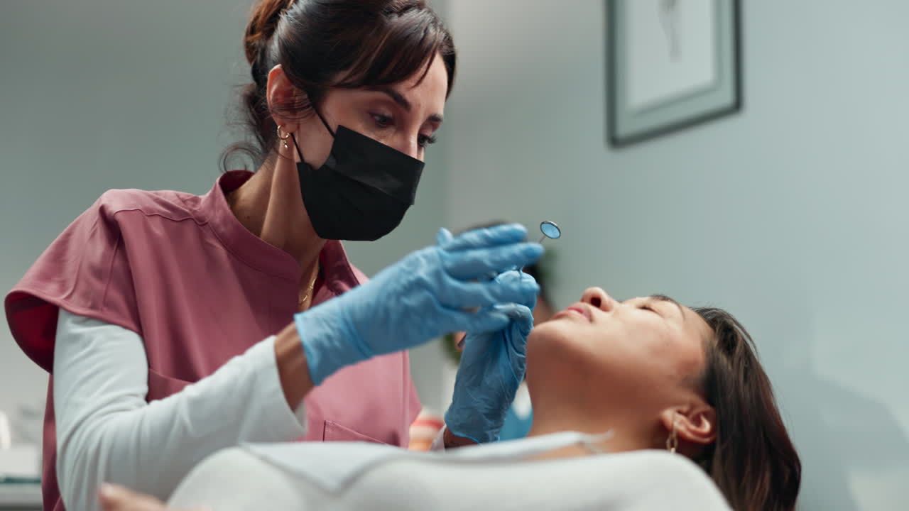 Un dentista esamina i denti di un paziente.