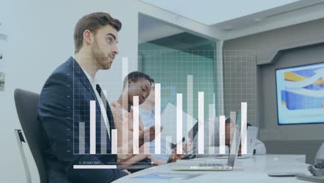 animación de las estadísticas y el procesamiento de datos sobre diversos empresarios en la oficina
