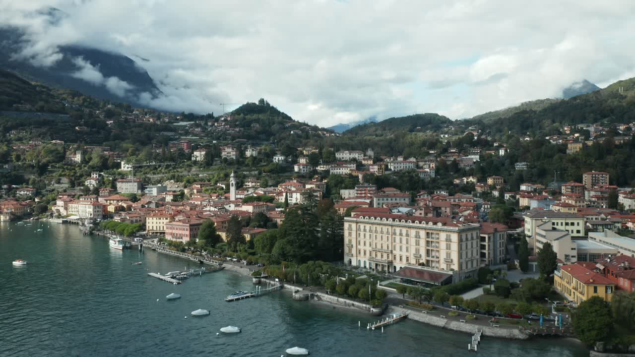 aerial: paseo marítimo de la ciudad de menaggio en el lago como