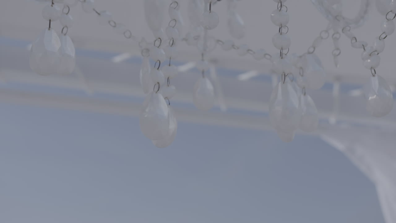 천장에 매달린 반이는 플라스틱 돌이나 장식품이 바람에 흔들리는 느린 동작으로 푸른 하늘을 배경으로 합니다.