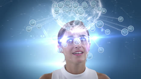 una mujer sonriente está usando gafas futuristas.