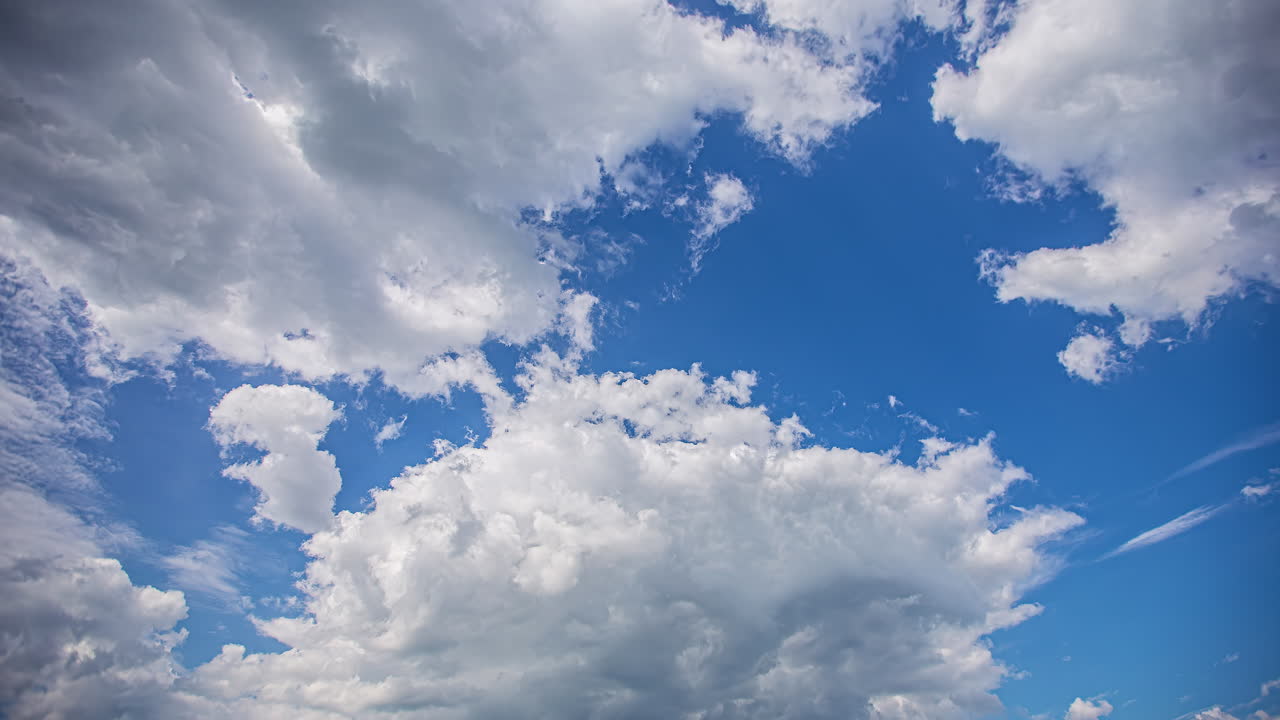 밝은 파란 하늘을 배경으로  ⁇  구름의 시간 경과