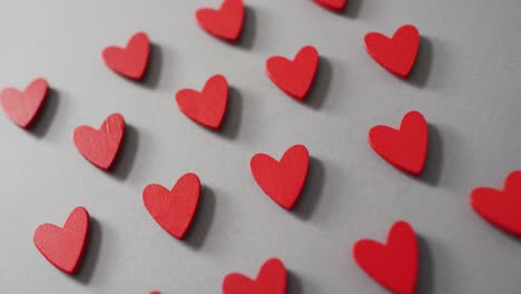 corazones rojos de madera sobre fondo gris en el día de san valentín