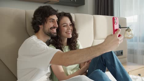 Pareja-Alegre-Tomando-Un-Selfie-Con-Un-Teléfono-Inteligente-En-La-Habitación