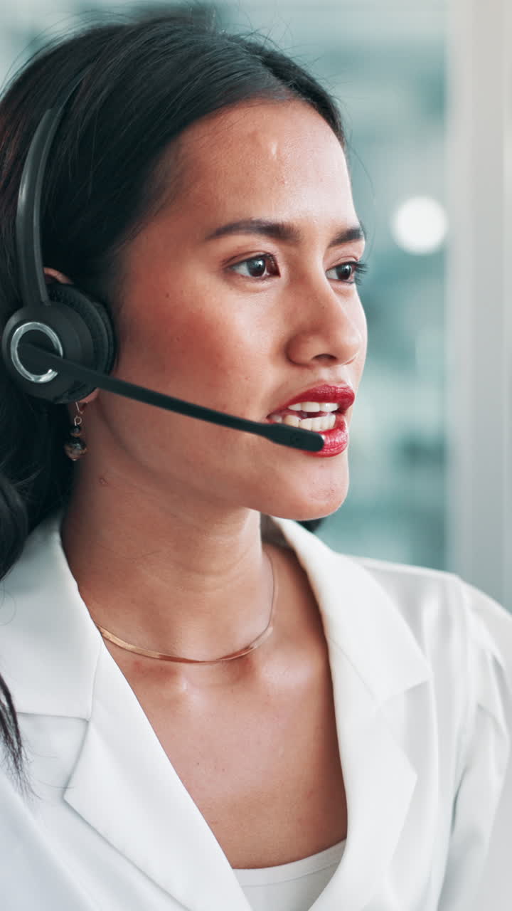 Donna concentrata, operatrice di call center, che parla in cuffia