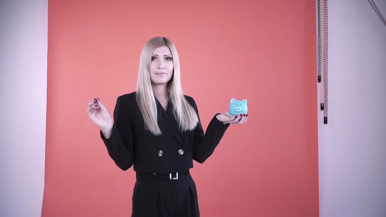 mujer sosteniendo alcancía