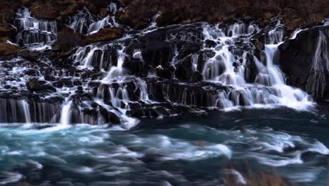 Wunderschöner-Zeitraffer-Mit-Langzeitbelichtung,-Der-Den-Besonderen-Isländischen-Wasserfall-Hraunfossar-Zeigt