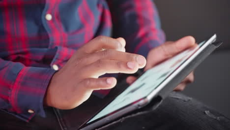 persona que utiliza una tableta
