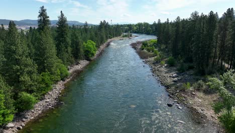 vista de drones del río spokane durante la primavera