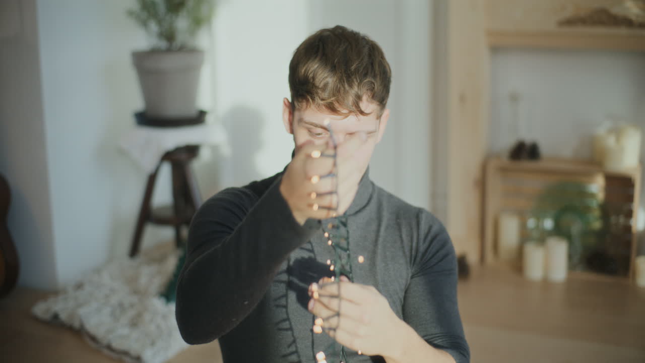 거실 에 앉아 있는 반이는 불빛 을 가진 사람