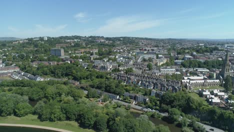 vista montañosa verde de exeter, devon