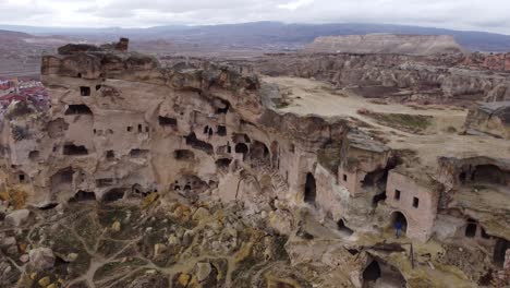 vista aérea de la fortaleza de cavusin y la iglesia vaftizci yahya, san juan bautista en capadocia, turquía