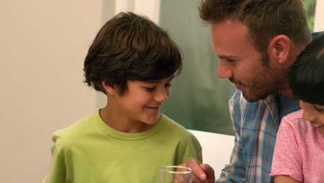 padre feliz y los niños almorzando