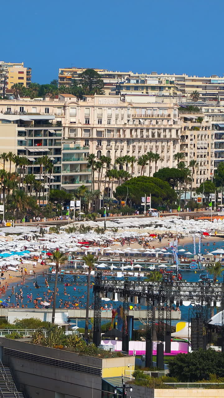 Vista aerea di una spiaggia a Cannes, Francia. Verticale