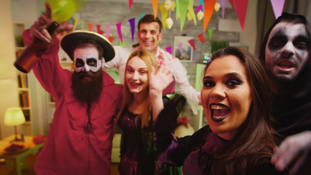 끔찍한 마녀처럼 옷을 입은 아름다운 여성의 pov