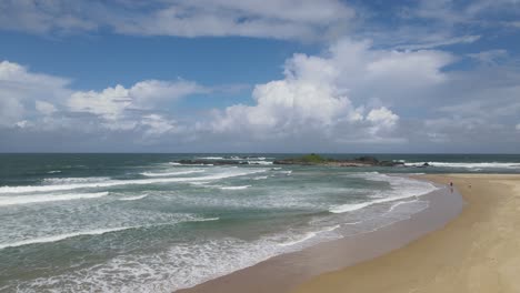 Sandstrand-Von-Sawtell-Mit-Schaumigen-Wellen---Seelandschaft-Im-Sommer-In-Sawtell,-Nsw,-Australien