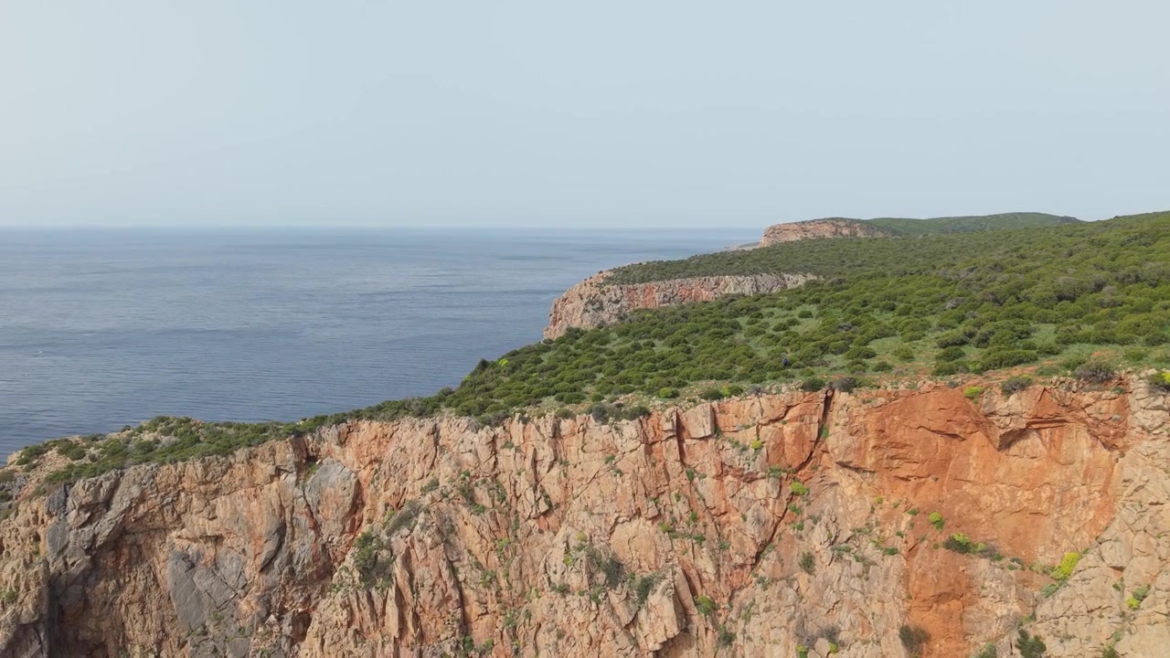 Scogliere calcaree costiere lungo la Strada Costiera Miniere nel Blu vicino a Iglesias in Sardegna, Italia. Ripresa aerea.