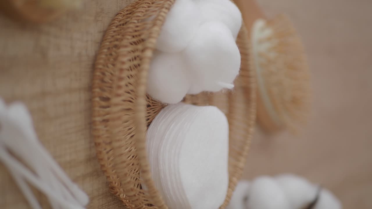 Produits de soins personnels en coton naturel dans un panier en osier