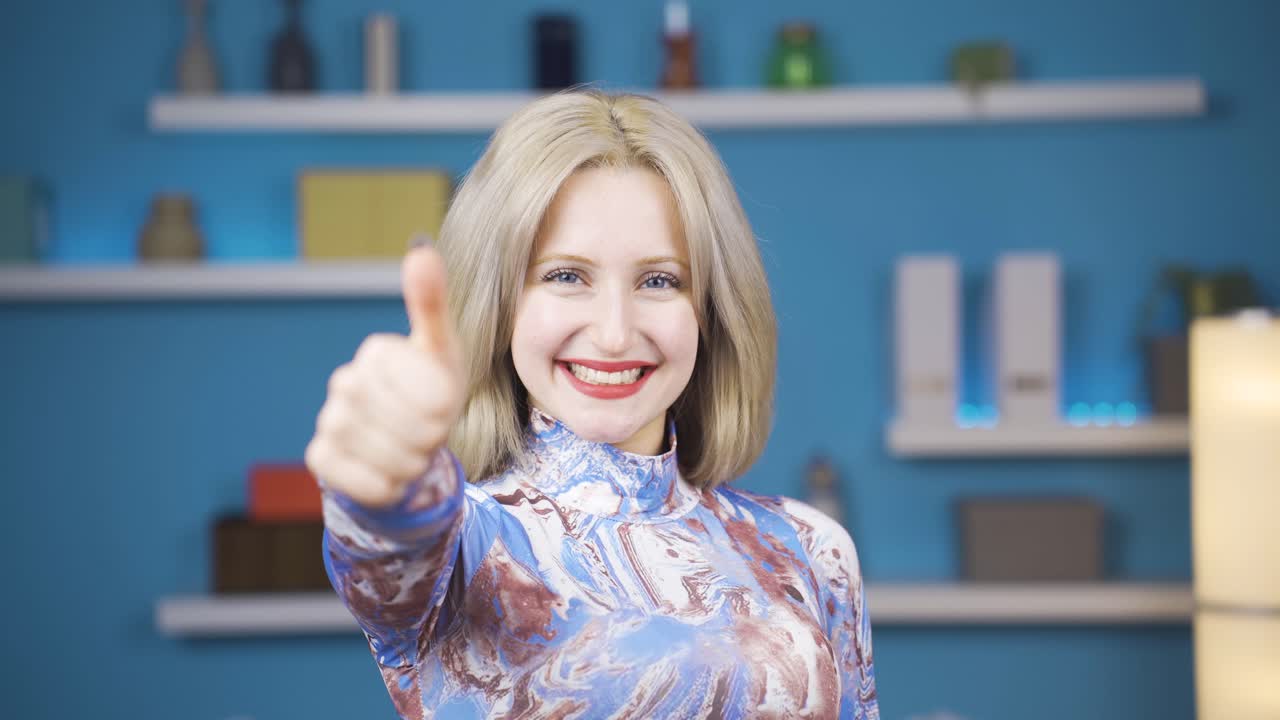 mujer joven feliz haciendo una señal de bien, buena idea, estar satisfecha.
