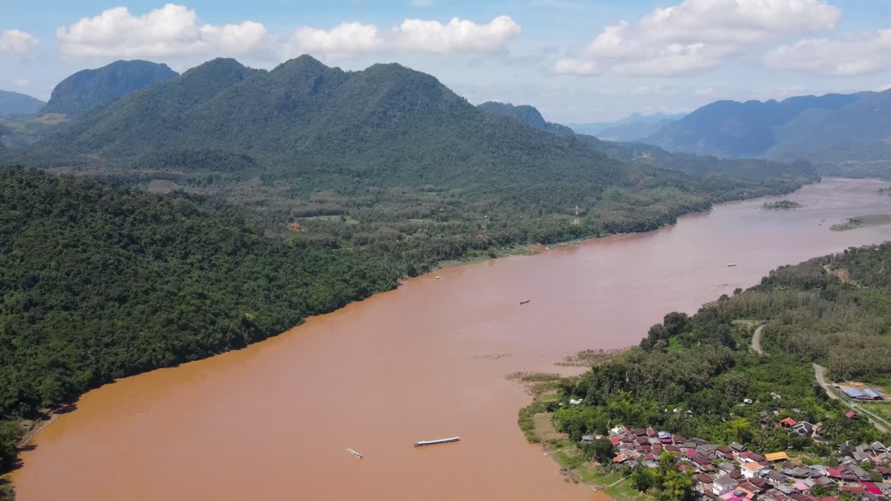 toma aérea del río mekong de color marrón en luang prabang rodeado de paisaje forestal