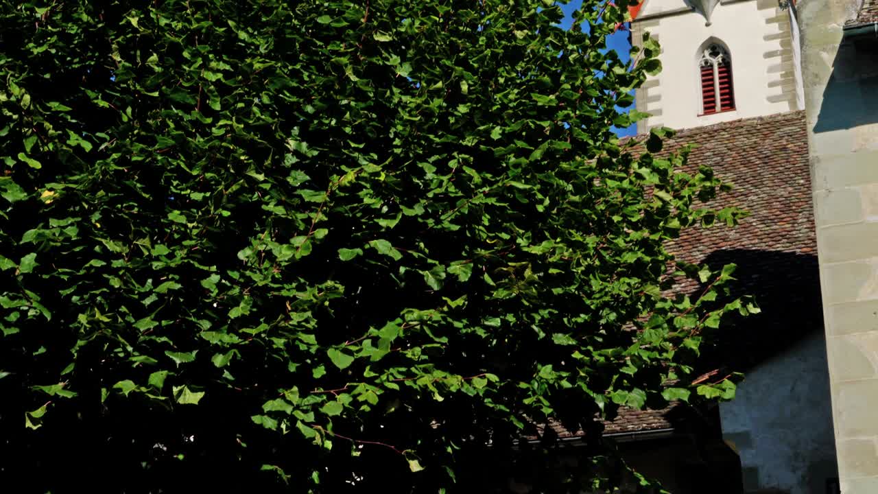 la cámara se mueve en la fachada de la catedral en la ciudad de stein am rhein, schaffhausen, suiza