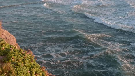 Ein-Blick-Auf-Den-San-Francisco-Ocean-Beach-Im-Pazifischen-Ozean-Von-Der-Seite-Einer-Klippe-Am-Späten-Nachmittag