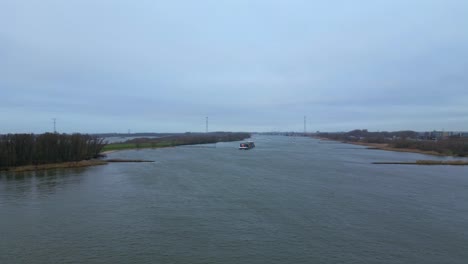 buque de carga interior navegando en el río boven merwede en países bajos
