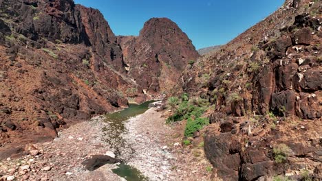 Trockener-Fluss-Im-Wadi-Dirhur-Canyon-Während-Der-Trockenzeit-In-Sokotra,-Jemen