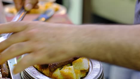 Der-Koch-Nimmt-Fleisch-Und-Legt-Es-Auf-Brot