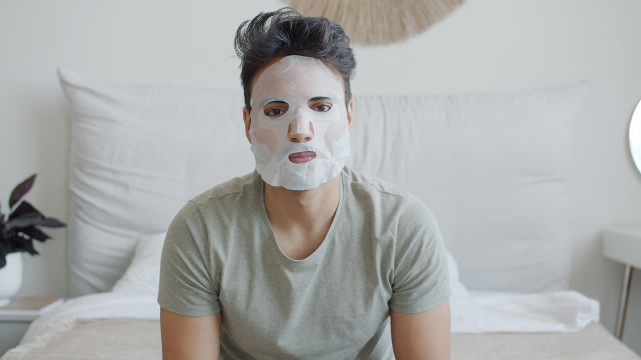 hombre con máscara facial