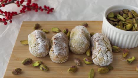 Primer-Plano-De-Una-Configuración-Para-La-Fotografía-De-Alimentos,-Galletas-De-Navidad-Masticables-De-Pistacho-Amaretti