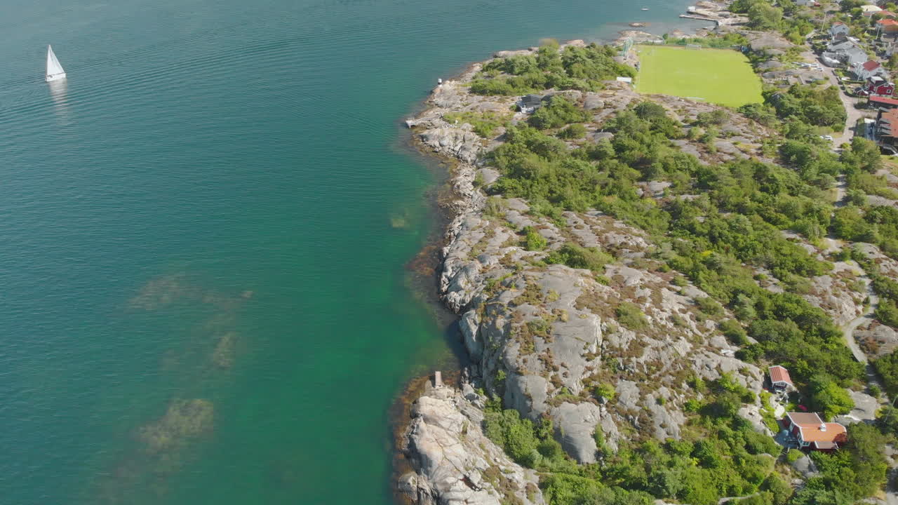 toma aérea de una costa sueca