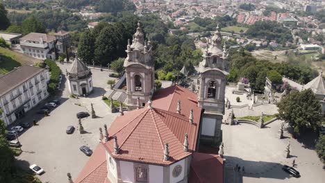 hermosa vista aérea superior sobre la iglesia y las escaleras de bom jesus con la ciudad de braga como fondo