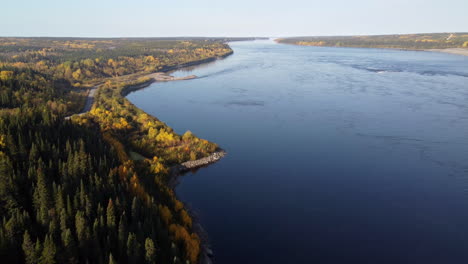 Vista-Aérea-Alrededor-De-La-Planta-De-Energía-Hidroeléctrica-Lg1-Eeyou-Istchee-Baie-james-Quebec-Canadá