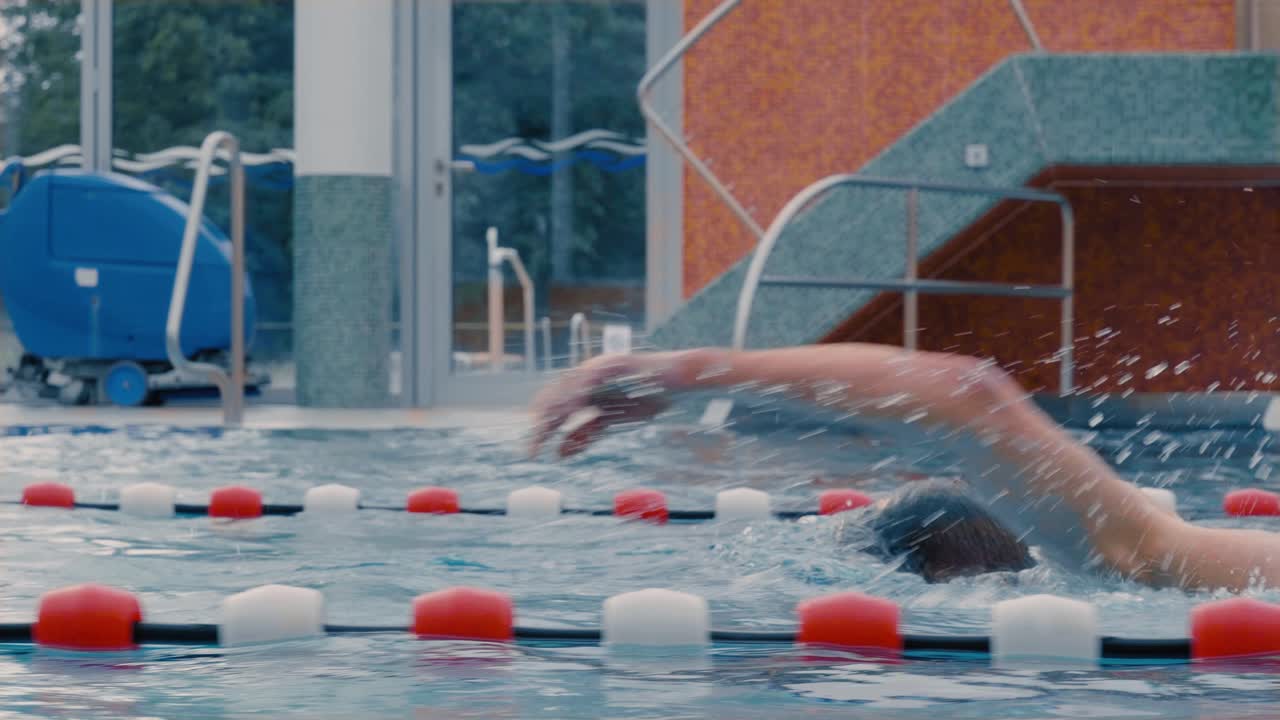 그는 수영 선수를 따라 총을 닫습니다.