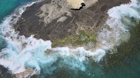 Waves-crashing-over-rocks-in-Spirit-Bay-New-Zealand