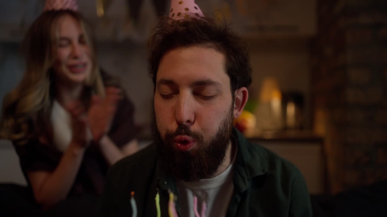 pareja celebrando un cumpleaños