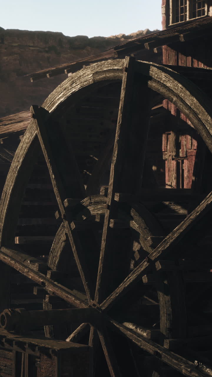 사막의 풍경에 있는 나무로 만든 물바입니다.