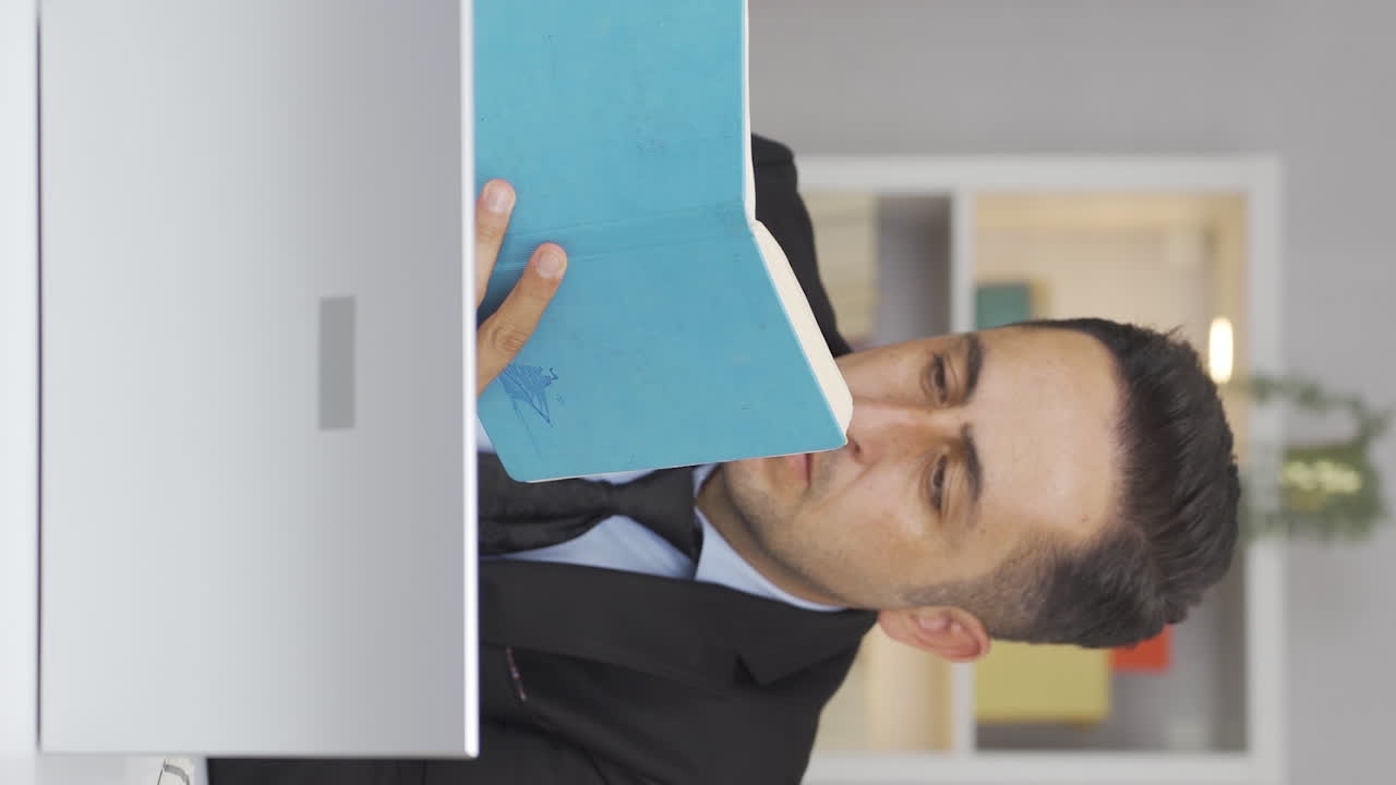 vídeo vertical de un trabajador de oficina en casa haciendo investigación.