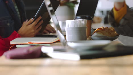 Café,-Treffen-Von-Startup-Geschäftsfrauen