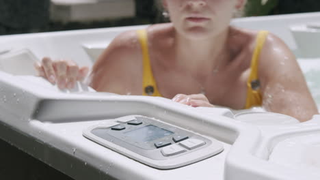una mujer joven en el jacuzzi