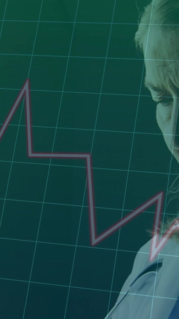 Animazione di grafici finanziari sovrapposta a una donna d'affari che guarda fuori dalla finestra in ufficio
