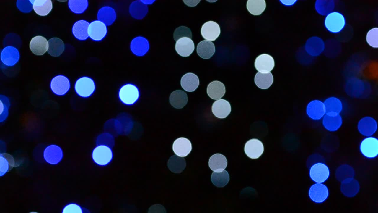 Immagine sfocata di luci accese su un albero di Natale