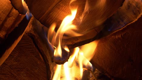 Feuer-Brennendes-Brennholz-In-Der-Nacht---Nahaufnahme