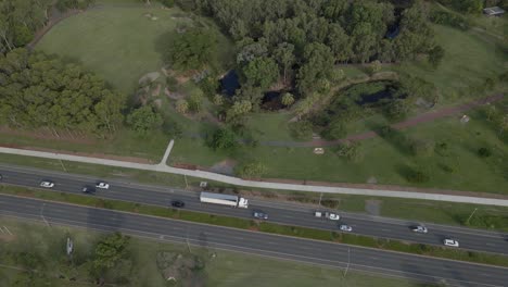 Luftaufnahme-Des-Verkehrs,-Der-Entlang-Der-Kershaw-gärten-Fährt---Botanischer-Garten-In-Der-Park-Avenue,-Qld,-Australien