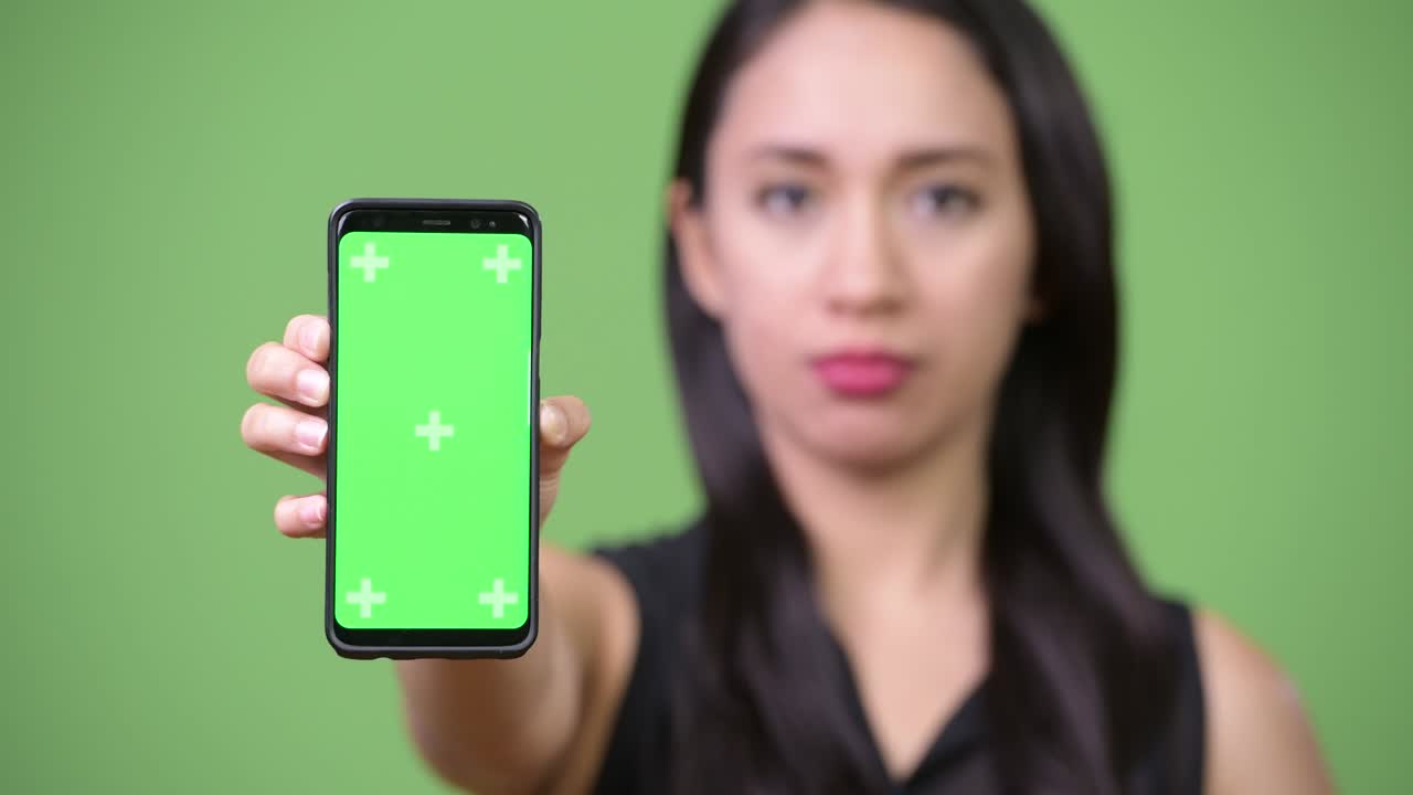 joven y hermosa mujer de negocios asiática mostrando el teléfono
