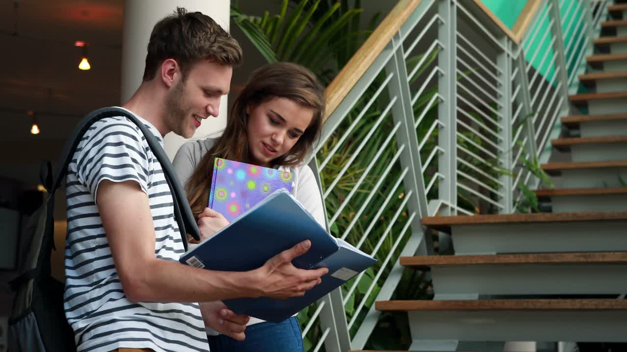 amigos de pie y estudiando juntos